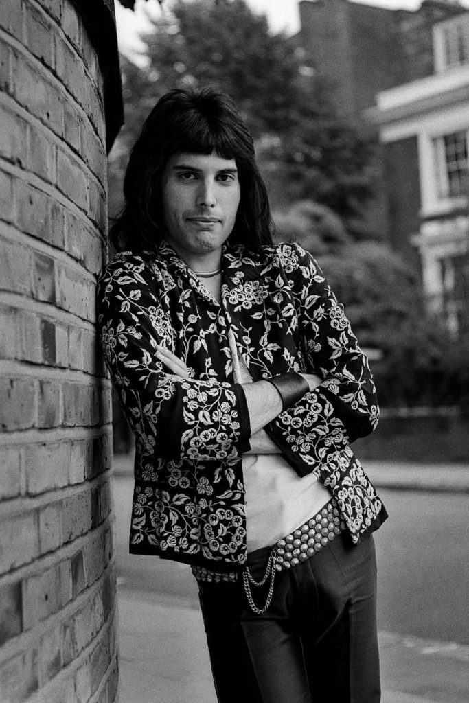 Stilul vestimentar maiestuos al lui Freddie Mercury - travelandbeauty.ro
