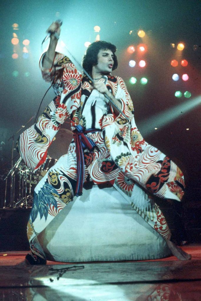 Stilul vestimentar maiestuos al lui Freddie Mercury - travelandbeauty.ro
