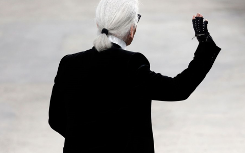 Karl Lagerfeld - emblema casei de modă Chanel - travelandbeauty.ro