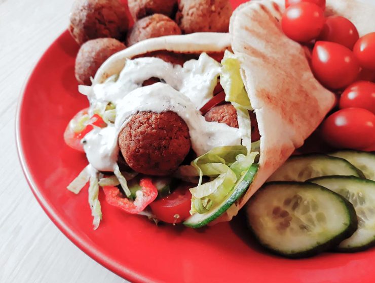 Rețete simple: Falafel cu sos de iaurt - travelandbeauty.ro