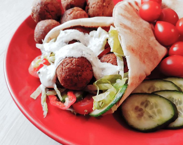 Rețete simple: Falafel cu sos de iaurt - travelandbeauty.ro