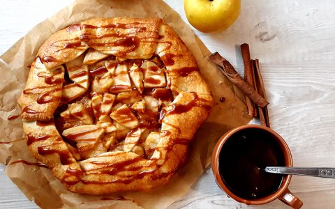 Rețete simple: Galette cu mere și sos de caramel - travelandbeauty.ro