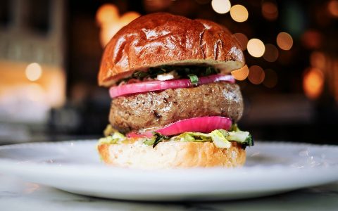 Rețete Simple: Burger de pui, fraged și aromat - travelandbeauty.ro