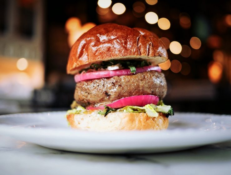 Rețete Simple: Burger de pui, fraged și aromat - travelandbeauty.ro