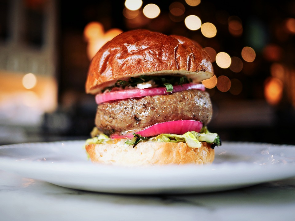 Rețete Simple: Burger de pui, fraged și aromat - travelandbeauty.ro